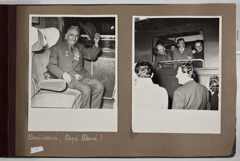 Roma, 18 gennaio 1954, Alcide Cervi saluta dal treno